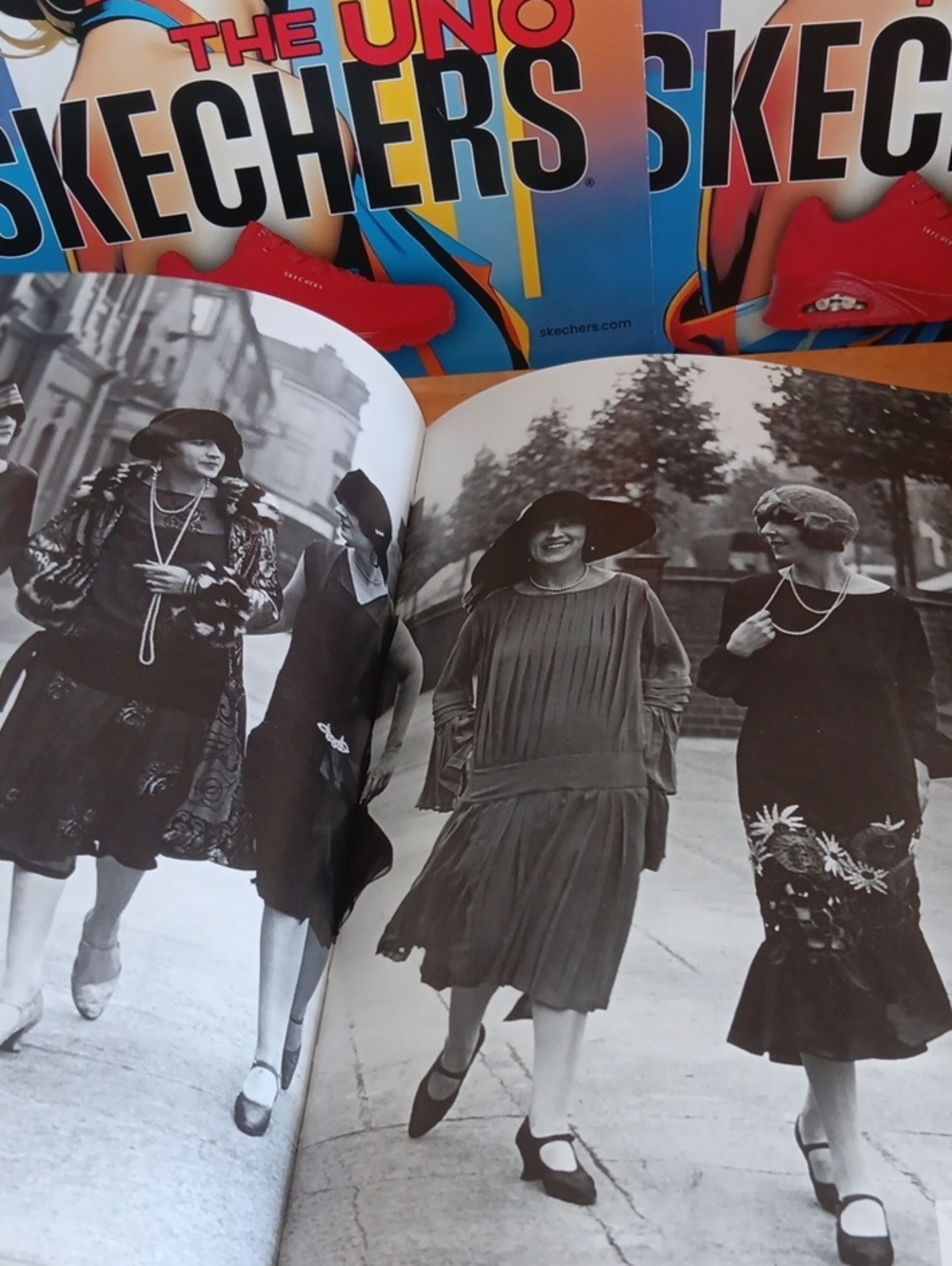 Book 100 Dresses First Edition Metropolition Musem - Picture 6 of 7